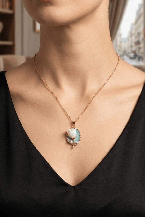 Tulip pendant with chain